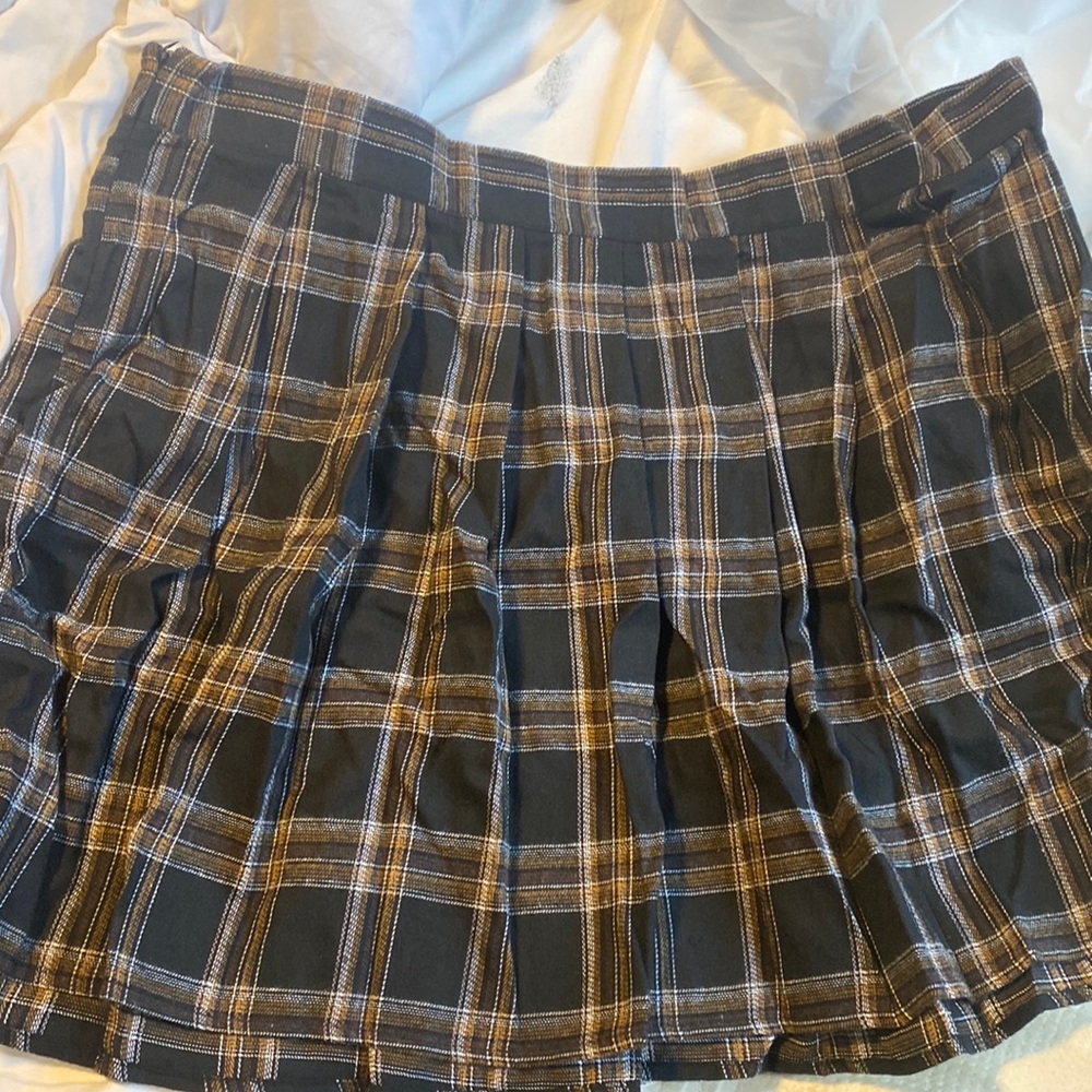 Plaid pleated skirt with black and brown tones